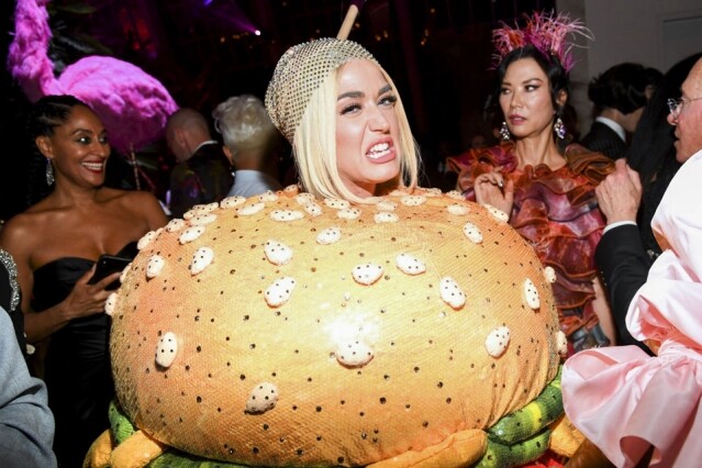 Katy Perry 以漢堡飽造型出席 Met Gala 2019 After Party，再次證明 Katy Perry 誤會了大會主題。