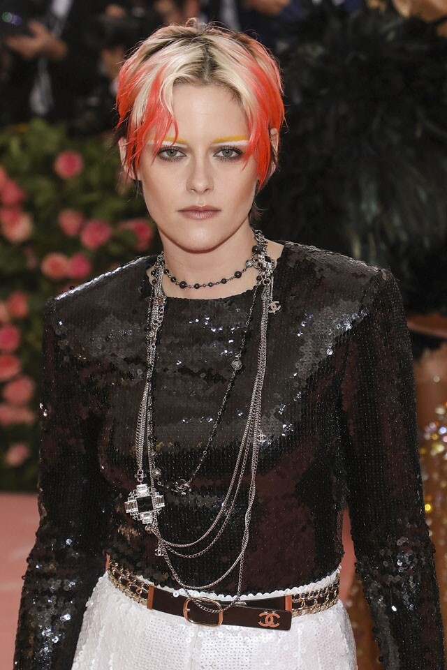Kristen Stewart 本身服飾不是太貼題，而她選擇了染上一頭橙髮，可惜 MK 味濃。