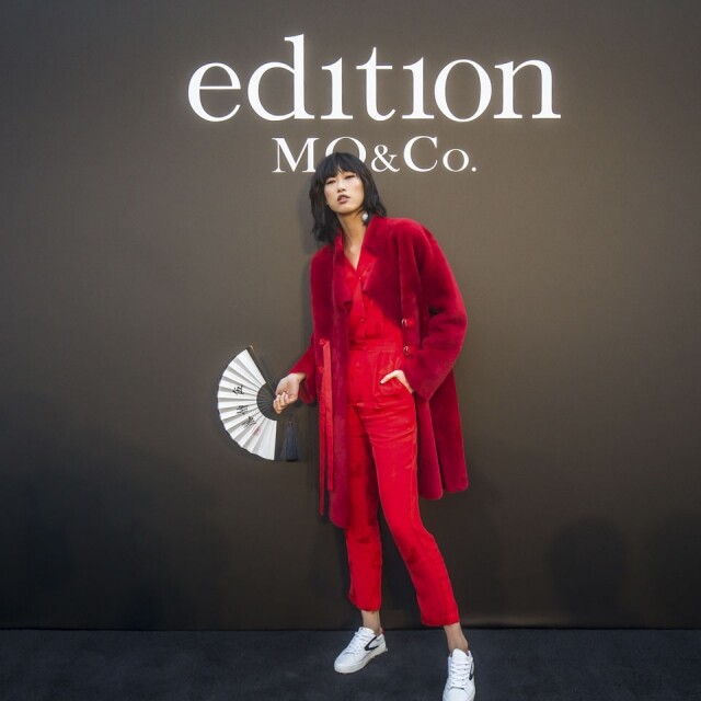 Angie 以 Edition10 秋冬系列中的紅色連身褲造型出席時裝秀
