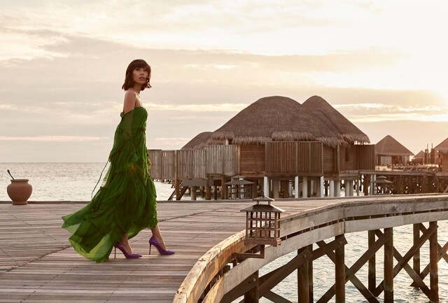 Liz Uy 於馬爾代夫的夕陽下演繹 Jimmy Choo 2017 早秋系列。 Liz Uy 於馬爾代夫的夕陽下演繹 Jimmy Choo 2017 早秋系列。