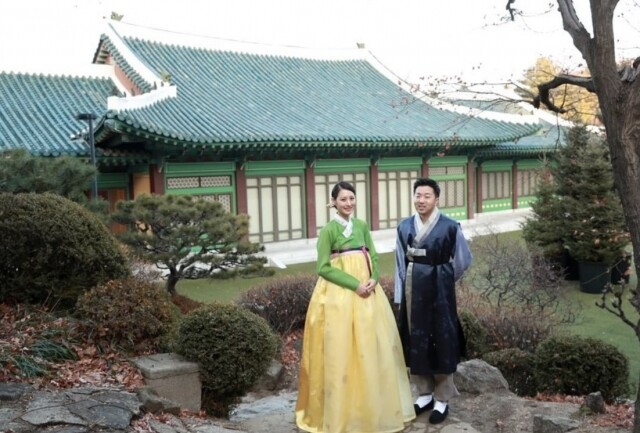 在一生一次的結婚時刻,秀賢在婚禮中穿上絕美韓服,彷彿化身古裝劇裡 在一生一次的結婚時刻,秀賢在婚禮中穿上絕美韓服,彷彿化身古裝劇裡