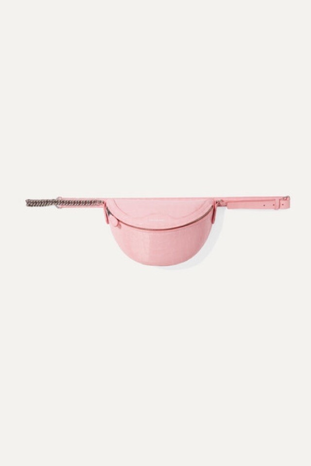 Balenciaga 的設計特立獨行，但難得地這個粉紅色的腰包卻相對平實，實驗味相對較低。