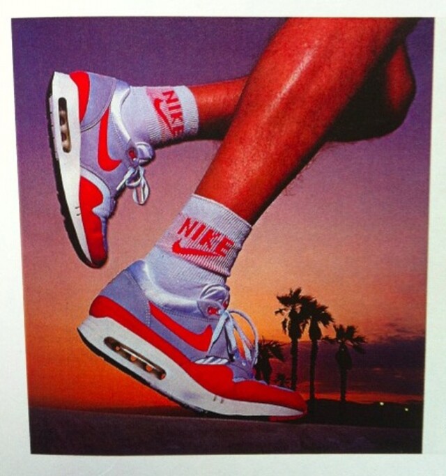 Nike Air Max 的出生不順利 Nike 早於 1979 年已研發了氣墊技術，而第一雙用上氣墊技術的是 Nike Air Tailwind。直至 Nike Air Max 之父 Tinker Hatfield，於巴黎旅遊時，被 Centre Georges-Pompidou 的建築所啟發， 忽發奇想設計一對可見到氣墊的波鞋，於是 Nike Air Max 誕生了。而當時 Nike 的市場部，認為設計太前衛，不會被人接受，但 Tinker Hatfield 排除萬難，成功於 1987 年 3 月 26 日，將 Nike Air Max 推出市面，成為波鞋界經典中的經典。