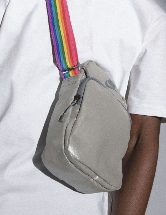 Nike Heritage Shoulder Bag 以亮閃元素打造而成，配以彩色揹帶。