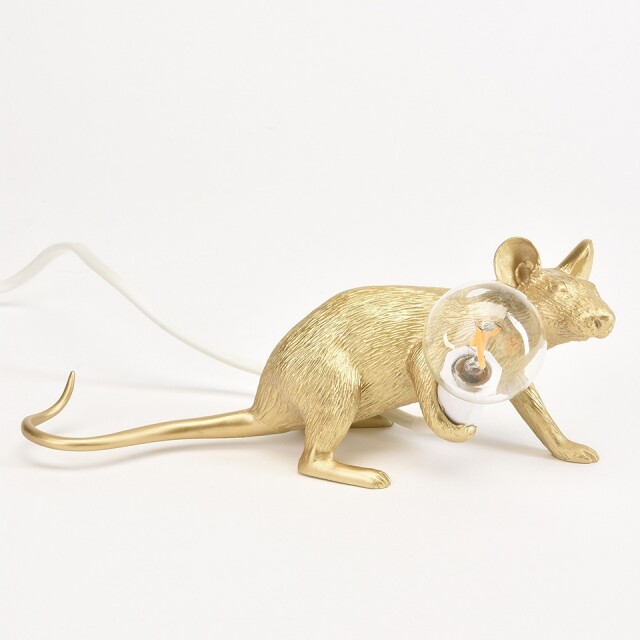 Seletti X YOOX Seletti 與 Marcantonio Raimondi Malerba 為YOOX 獨家打造了 3 款老鼠燈飾。燈飾以樹脂為材質,每一款皆捕捉了老鼠不同的形態,普普通通的樹脂在他們的手上變得栩栩如生。 Seletti X YOOX Seletti 與 Marcantonio Raimondi Malerba 為YOOX 獨家打造了 3 款老鼠燈飾。燈飾以樹脂為材質,每一款皆捕捉了老鼠不同的形態,普普通通的樹脂在他們的手上變得栩栩如生。
