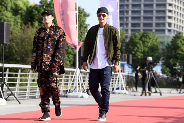 Jackson鍾情全黑打扮,但有時亦像一般韓男星一樣,穿上花俏的服飾。Jackson中國風套裝走上紅地氈,配上Cap帽,型酷得來又充滿街頭味道。
Jackson鍾情全黑打扮,但有時亦像一般韓男星一樣,穿上花俏的服飾。Jackson中國風套裝走上紅地氈,配上Cap帽,型酷得來又充滿街頭味道。
