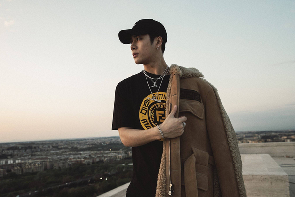 作為韓星的Jackson,造型上亦韓氣十足,但時尚得來卻不點都沒有娘娘腔的感覺,反而帶上一點年輕的man味 作為韓星的Jackson,造型上亦韓氣十足,但時尚得來卻不點都沒有娘娘腔的感覺,反而帶上一點年輕的man味