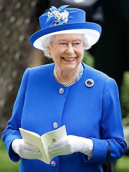 根據Pantone一項統計調查所得知，女王經常穿起藍色服裝，它象徵英女王對人