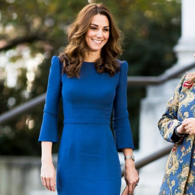 在英國皇室的傳統，藍色象徵着權利和地位。清新、優雅的淡藍色禮服令人