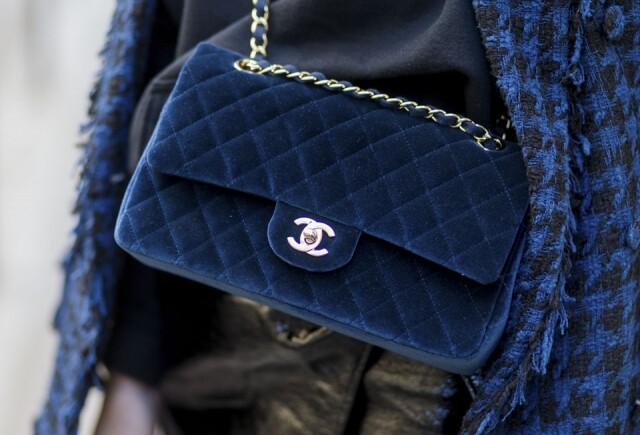 Karl Lagerfeld 以 Chanel 2.55 手袋作藍本，推出了 Classic Flap 系列手袋，為 Chanel 創造了另一經典。