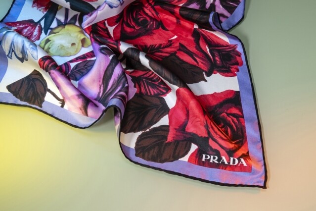 Prada 2020 必備限量版單品 20：Prada 印花絲巾