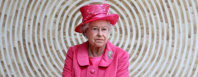 英女皇外遊時藉手袋發放隱藏密令？一個品牌鍾情50年