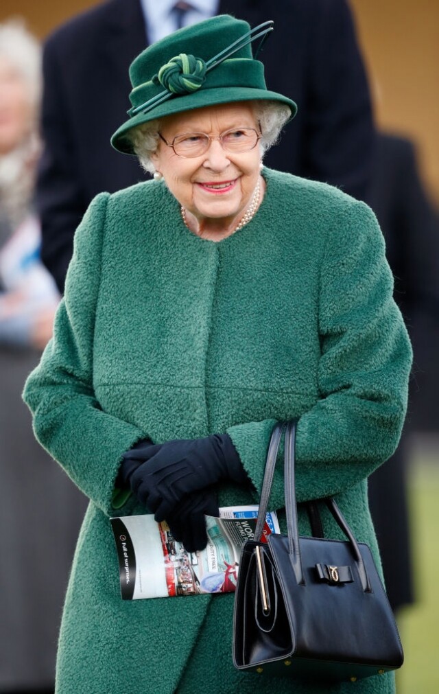英女皇最愛的是黑色簡約 Launer London 的手袋，所以曝光率較高。