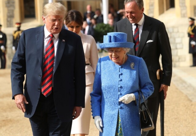 英女皇出席場合愛挽手袋，除了因為美觀也靠它發出暗號，向隨從示意