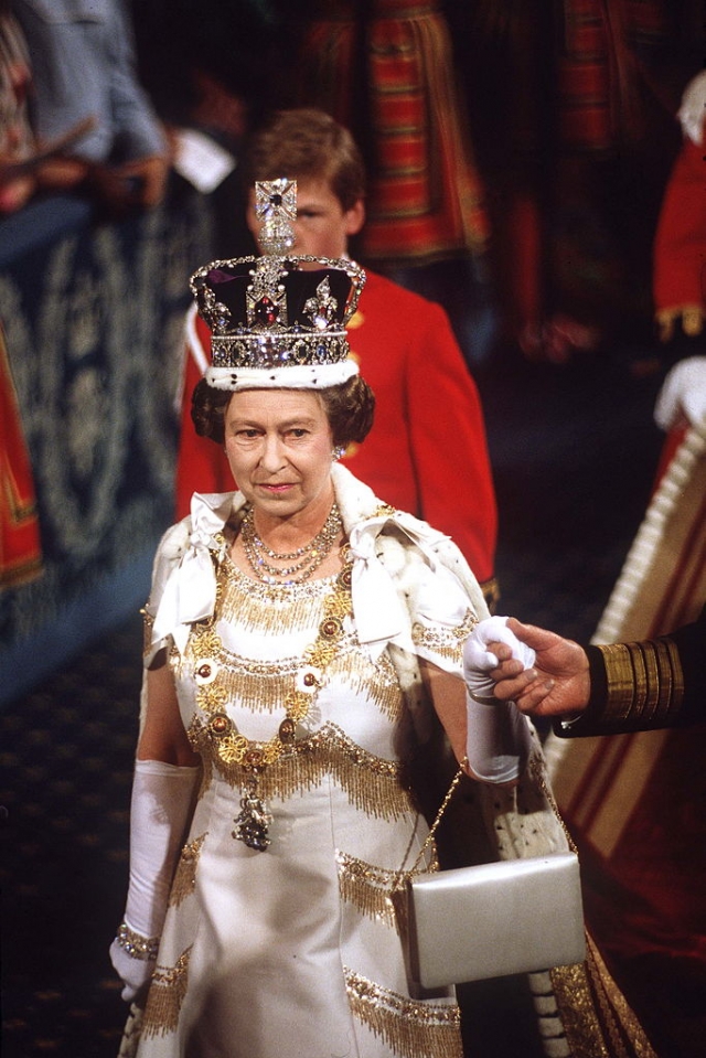 英女皇的言行也備受注視，不能把情緒放在臉上，所以靠手袋傳達秘密訊息。
