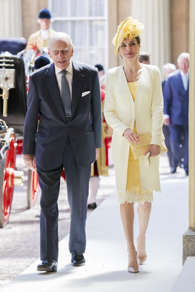 Letizia 王后換上淺黃色連身裙，加上同色系粉黃色外套和手提包，襯以一雙可以拉長腳部線條的漆皮裸色高跟鞋