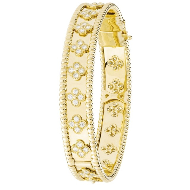 鑲滿鑽石的 Perlée clovers 手鐲，有黃 K 金、 白 K 金及玫瑰金讓你盡情配搭。