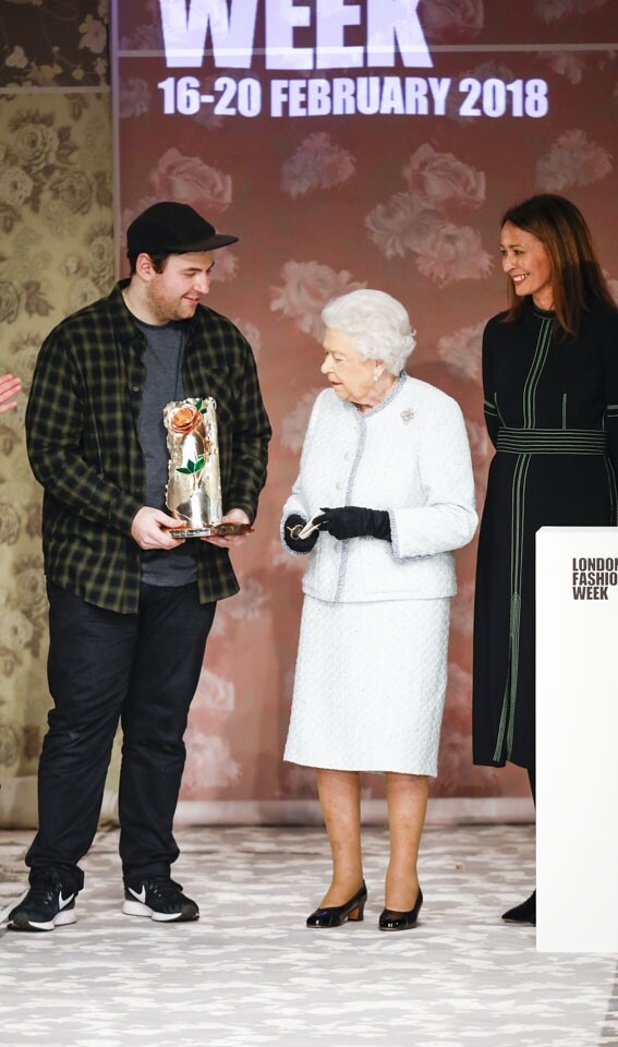 英女皇之所以到訪 Richard Quinn 的時裝秀，全因與他在 2018 年贏得第一屆 Queen Elizabeth II Award