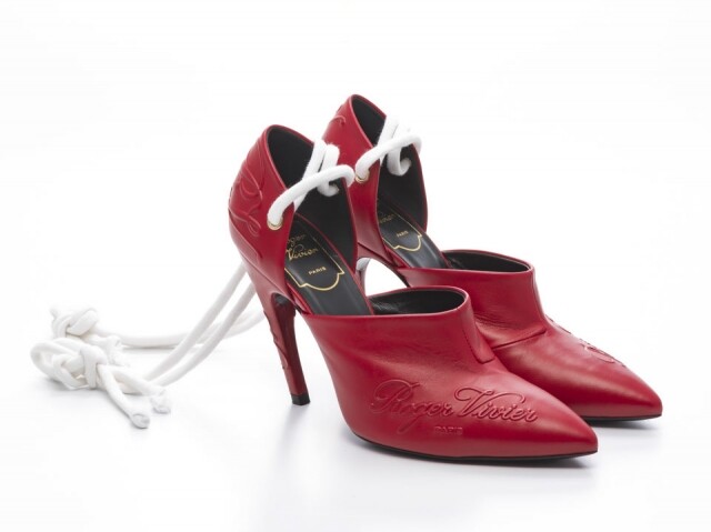 La’Bel Choc 高跟鞋不只有紅色，亦有黑色款。品牌的 Logo 以浮雕形式裝飾於鞋面之上，展現品牌的低調奢華。