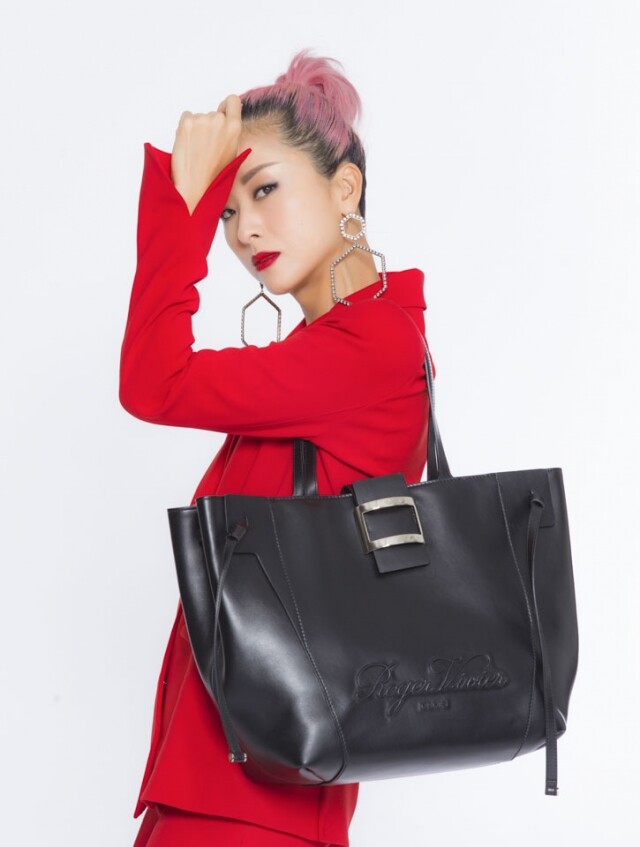 La’Bel Tote 手袋外型雖然簡約,但當中亦暗藏精緻細節,Roger Vivier 的標誌以浮雕形式呈現於手袋表面,加上品牌標誌性的弧形方扣。La’Bel Tote 手袋能輕鬆收納外出時需要的個人小物,實用性很高。 La’Bel Tote 手袋外型雖然簡約,但當中亦暗藏精緻細節,Roger Vivier 的標誌以浮雕形式呈現於手袋表面,加上品牌標誌性的弧形方扣。La’Bel Tote 手袋能輕鬆收納外出時需要的個人小物,實用性很高。