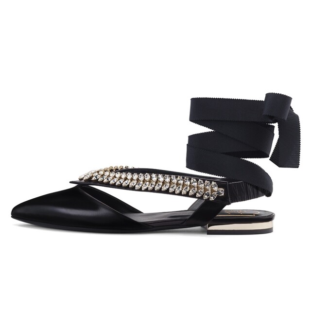 Roger Vivier 2018 春夏綴閃石縛帶平底鞋 $14,000 Roger Vivier 2018 春夏綴閃石縛帶平底鞋 $14,000
