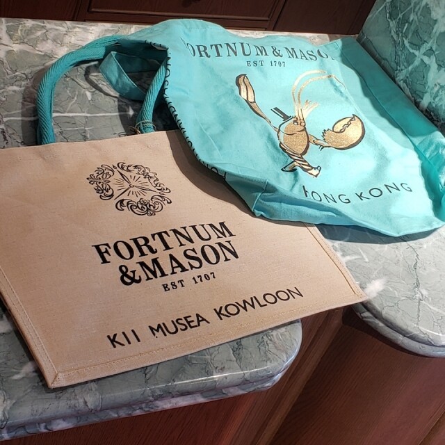 Fortnum & Mason 人氣購物袋，粉藍色龍蝦圖案購物袋是最新出品。
