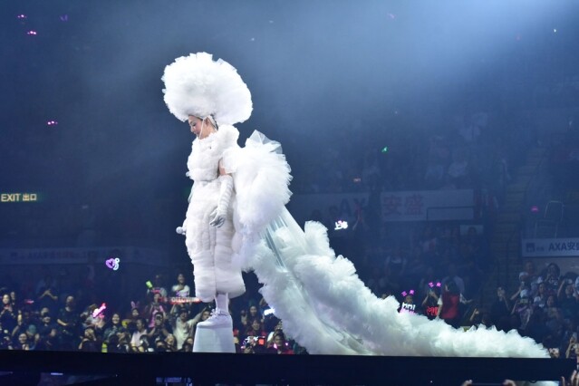說到 Sammi 在演唱會中最誇張的造型，必然是這件在開場時穿的、由中國設計師 Sensen Lii 打造的白色外星人高訂服（White Alien Sports Tech Couture）。