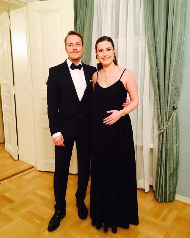 懷孕期間Sanna Marin穿上全黑吊帶晚裝裙出席晚宴活動，光采照人。Markus Räikkönen亦
