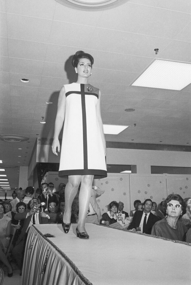 1965 年,聖羅蘭先生將不同大小、顏色的布塊,拼湊出由幾何圖案構連身裙 1965 年,聖羅蘭先生將不同大小、顏色的布塊,拼湊出由幾何圖案構連身裙