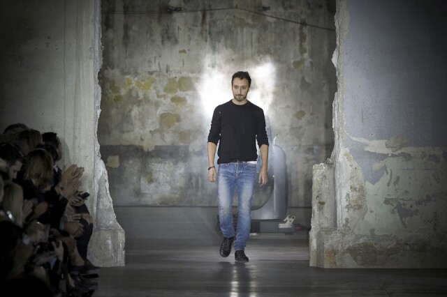 品牌 Instagram 上的所有內容都消失無蹤,只留下一張 Anthony Vaccarello 的個人照後 品牌 Instagram 上的所有內容都消失無蹤,只留下一張 Anthony Vaccarello 的個人照後