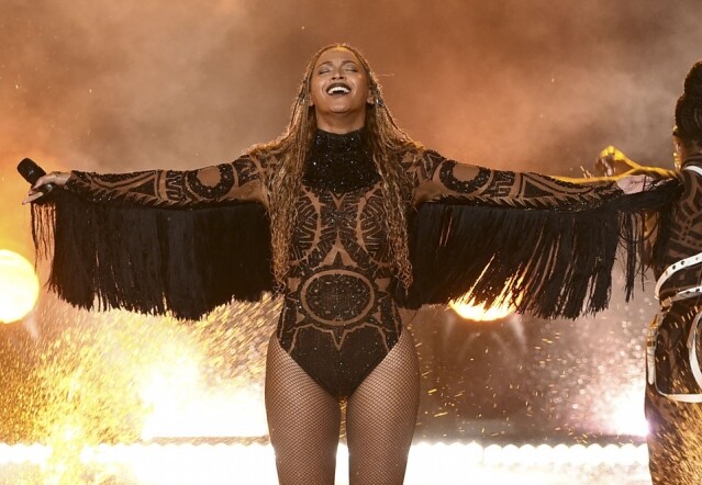 Beyonce 所穿的就是 Julien Macdonald 為她設計的 Bodysuit,上面綴滿 Swarovski 的水晶。 Beyonce 所穿的就是 Julien Macdonald 為她設計的 Bodysuit,上面綴滿 Swarovski 的水晶。