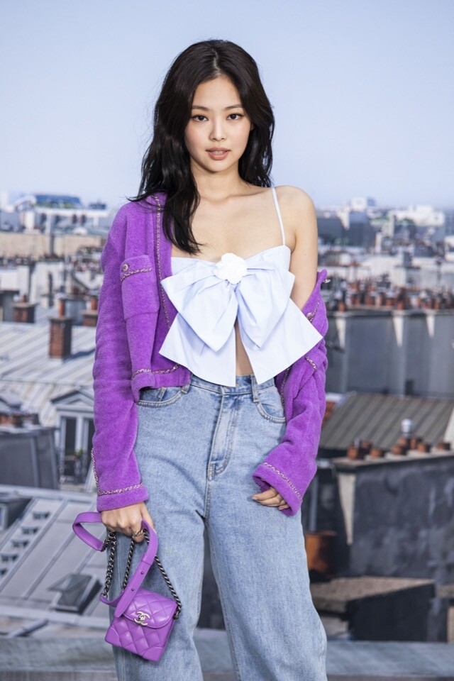 Black Pink 成員 Jennie 同樣以 Chanel 香芋紫色針織外套，襯上洗水牛仔褲