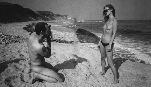 Terry Richardson 自己時常在拍攝時全裸，這是他拍攝超級名模 Kate Moss的瞬間。