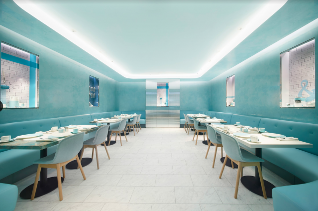 而「Blue Box Cafe」場內則被大範圍的 Tiffany blue 包圍著，打造出 IG-able 的華麗空間。