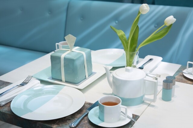 Tiffany & Co. 的「Blue Box Cafe」餐廳內的食品均以 Tiffany & Co.設計的 Color Block 餐具奉上，令進食間都可以擁有奢華的享受。
