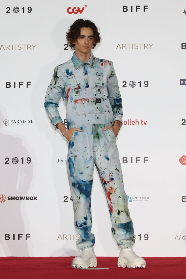 Timothée 穿上潑墨 S. R. Studio. LA. CA. Tie-dye 連身牛仔工人褲 Timothée 穿上潑墨 S. R. Studio. LA. CA. Tie-dye 連身牛仔工人褲