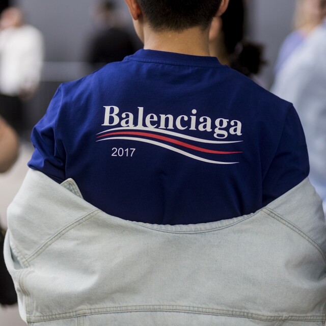 Balenciaga 順應着 Logo Tee 的潮流，推出了這件模仿美國民主黨標誌的 Logo tee