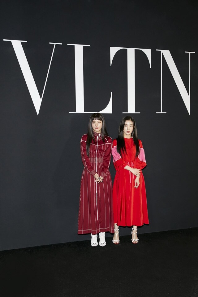 韓國女團 Red Velvet 成員 SeulGi 與 Irene，兩人分別以不同調子的紅色，演繹或活力或優雅的 Valentino 魅力
