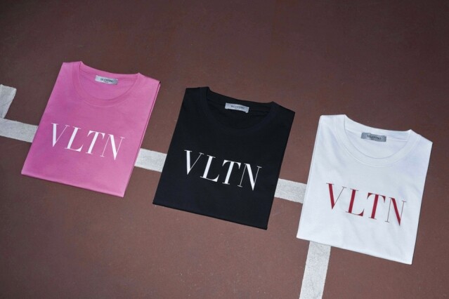 點題 logo tee 飾上 4 個英艾字 VLTN 展示出 Valentino 更年輕更活力的新面向