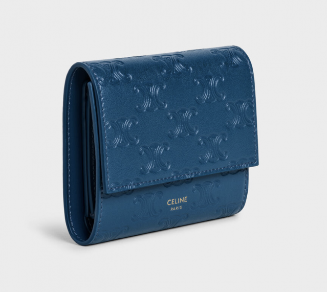 Hedi Slimane 近年將 Celine 經典的 Triomphe logo monogram 圖案融入設計中,而深藍色設計更是極具高級感。 Hedi Slimane 近年將 Celine 經典的 Triomphe logo monogram 圖案融入設計中,而深藍色設計更是極具高級感。