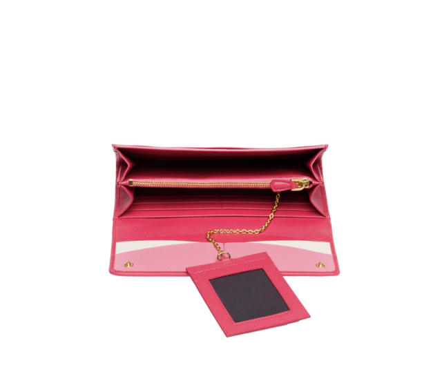 Prada Saffiano 系列長銀包最貼心的設計是內裡設有小鏡,細心之極。 Prada Saffiano 系列長銀包最貼心的設計是內裡設有小鏡,細心之極。