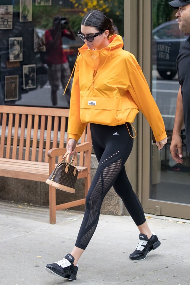 Kendall Jenner 與 Gigi Hadid 把瑜伽衫與時尚單品如大衣、斯文的袋款混搭