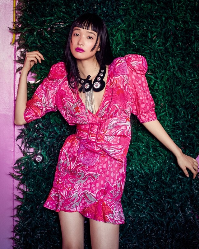 DUNDAS 花卉圖案連身裙;MIU MIU頸鏈。一躍成名的超模之路從護士到模特兒,由日 DUNDAS 花卉圖案連身裙;MIU MIU頸鏈。一躍成名的超模之路從護士到模特兒,由日