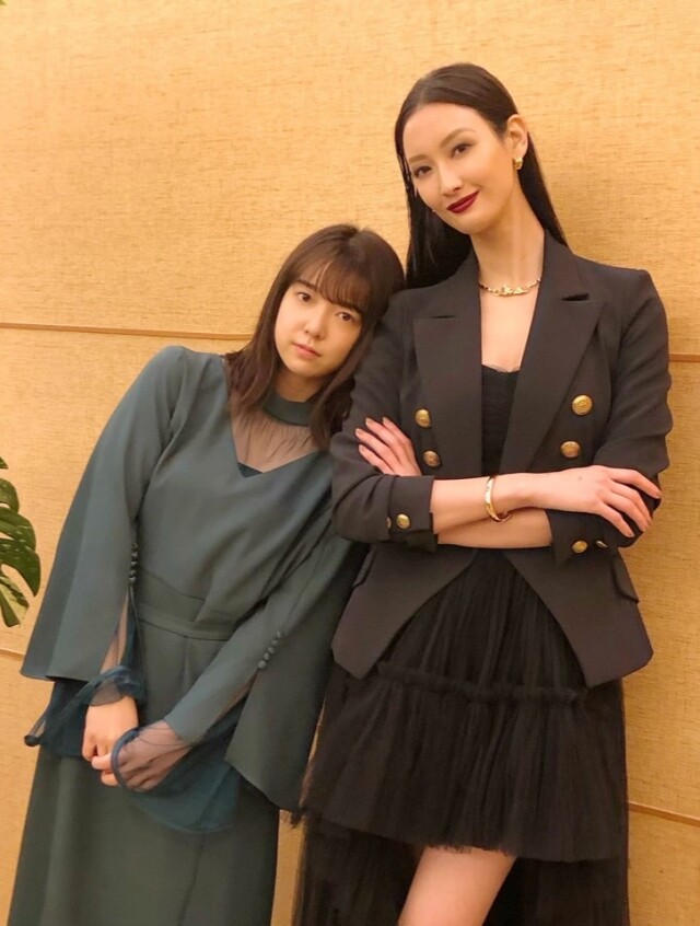 菜菜緒另一個黑色造型,則是出自意大利輕奢女裝品牌 Elisabetta Franchi 手筆 菜菜緒另一個黑色造型,則是出自意大利輕奢女裝品牌 Elisabetta Franchi 手筆