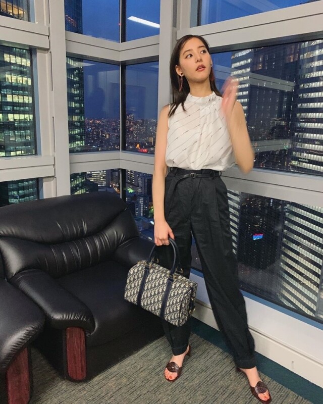平底拖鞋或許感覺太隨性,不如選粗踭露趾拖鞋。比起平底拖鞋,粗踭露趾拖鞋更有女人味,而且能營造長腿視覺。 平底拖鞋或許感覺太隨性,不如選粗踭露趾拖鞋。比起平底拖鞋,粗踭露趾拖鞋更有女人味,而且能營造長腿視覺。