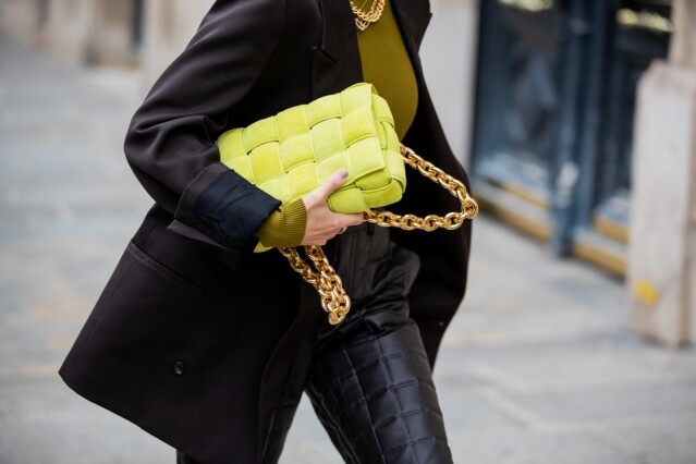 Bottega Veneta 新推出的 Cassette 系列手袋，都有加推亮麗黃色選擇。
