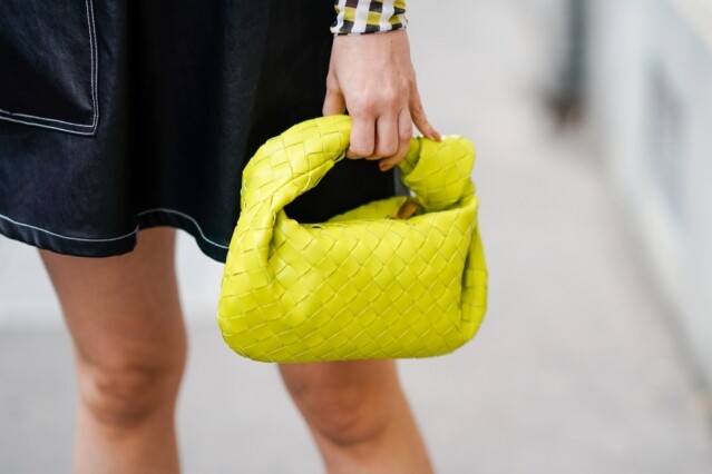 Bottega Veneta 對亮麗黃色情有獨鐘，另一款大熱的手袋款式都有推出亮麗黃色設計。