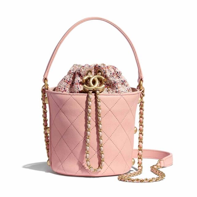 Chanel 的粉紅色水桶袋，袋身用上柔軟的菱格紋皮革，內籠則用上 Tweed，加上經典的「雙 C」飾扣，品牌的 DNA 統統在這手袋找到。