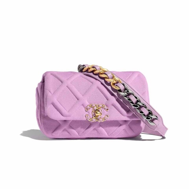 近年 Chanel 力推的 Chanel 19 系列，今季添上了一抹柔和的粉紫色，令手袋更見迷人。
