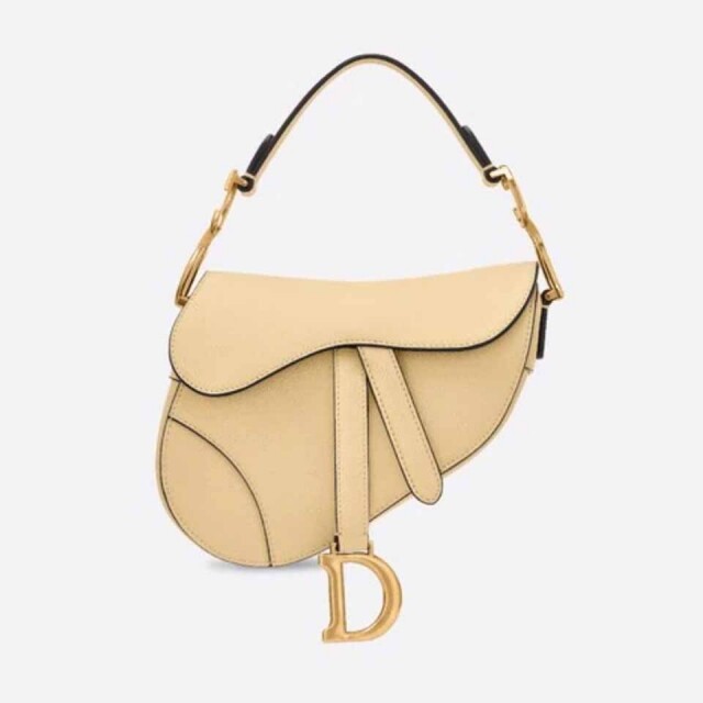 相信不用多講，大家都認識 Dior 經典的 Saddle Bag。今季品牌為 Saddle bag 新增了不少粉色選擇，其中淡黃色的手袋，在各大品牌中均是十分少見。